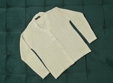 Ladies’ Sweater  V neck Creamy White