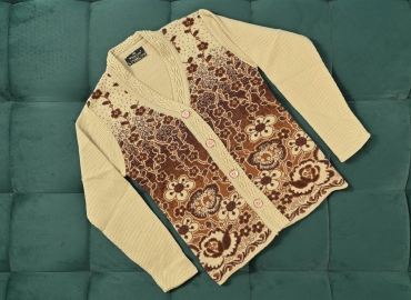 Ladies’ Sweater V neck Creamy&Brownish flower Pattern