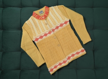 Ladies’ Sweater ound neck Golden&Red,White flower Pattern with Tiny Shining Buttons